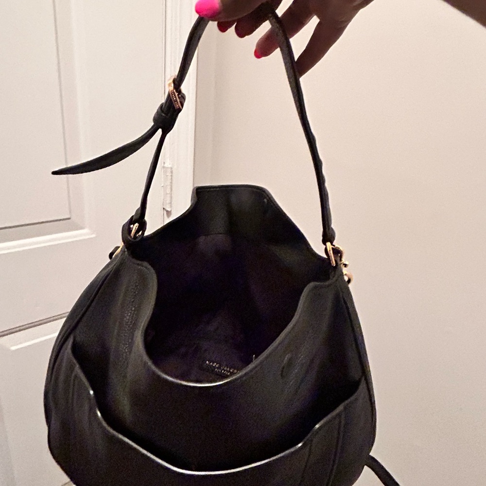 STYLISH Marc Jacobs hobo bag with matching wallet. ***WALLET SOLD SEPARATELY*** - Picture 4 of 11
